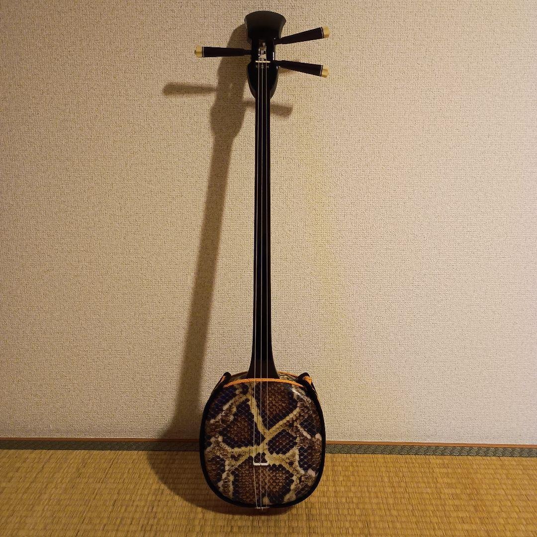 [はいいろさん]三線本体 蛇皮模様 金色装飾